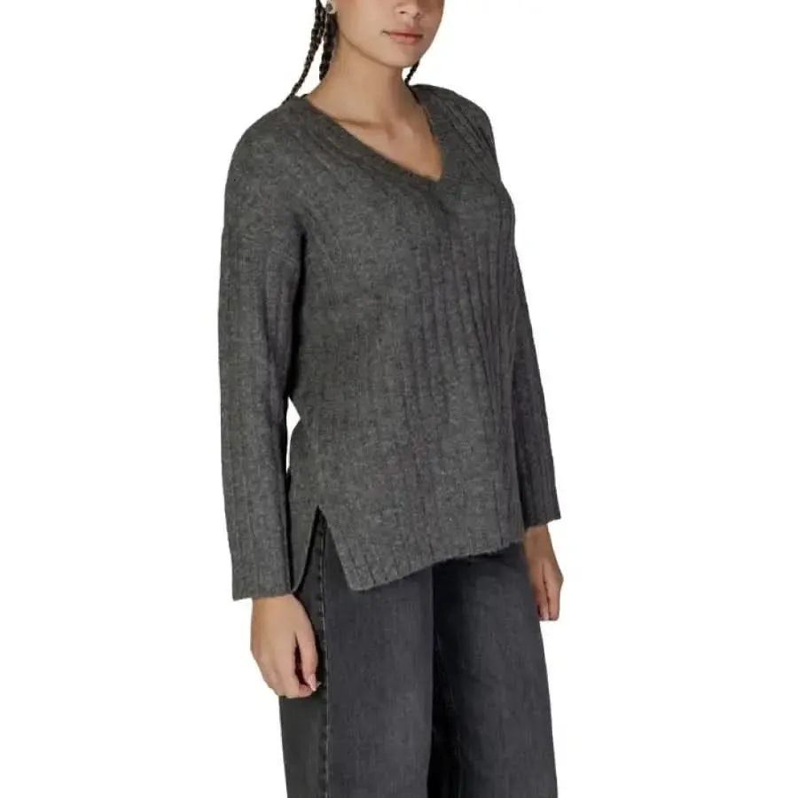 Vila Clothes Women's Grey V-Neck Long Knit Sweater