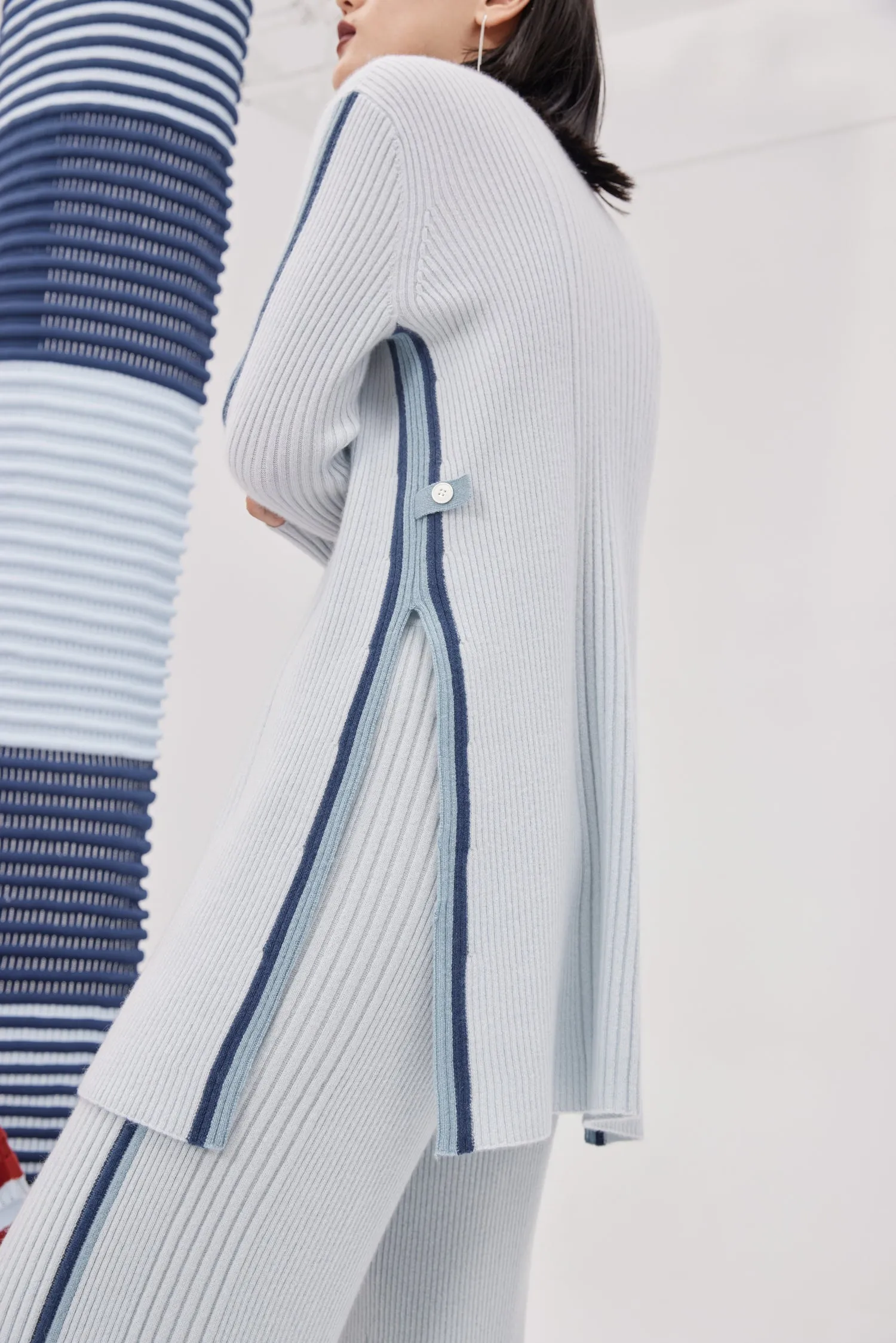 Women's split-side mid-length top